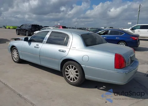 2007 Lincoln Town Car Signature z USA, uszkodzony, nr VIN 1LNHM81W67Y606497